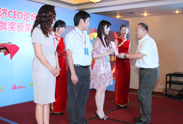 2011年给韩国三星集团代表发奖杯证书