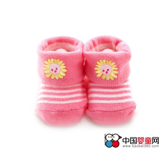 哥登堡可爱婴儿袜采用先染后织工艺,让袜子的色牢度达到最高的4级,极不易掉色,真正做到对宝宝脚部无刺激;贴花使用的粘台剂全部国外进口,做到0甲醛、O汞、0苯,这才是全心全意呵护宝宝每一天。哥登堡可爱婴儿袜贴花外形全部采用圆角处理,让宝宝稚嫩肌肤不易被划伤。哥登宝自创无线头工艺,让宝宝的脚趾不会被线头缠绕而造成伤害。独特的防滑工艺,让宝宝在刚学走路阶段不易滑倒而受伤。
