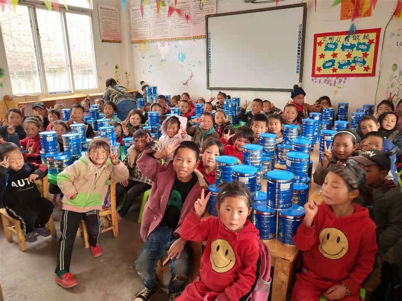 高培“一杯草饲奶公益” 让大凉山孩子的营养不缺席